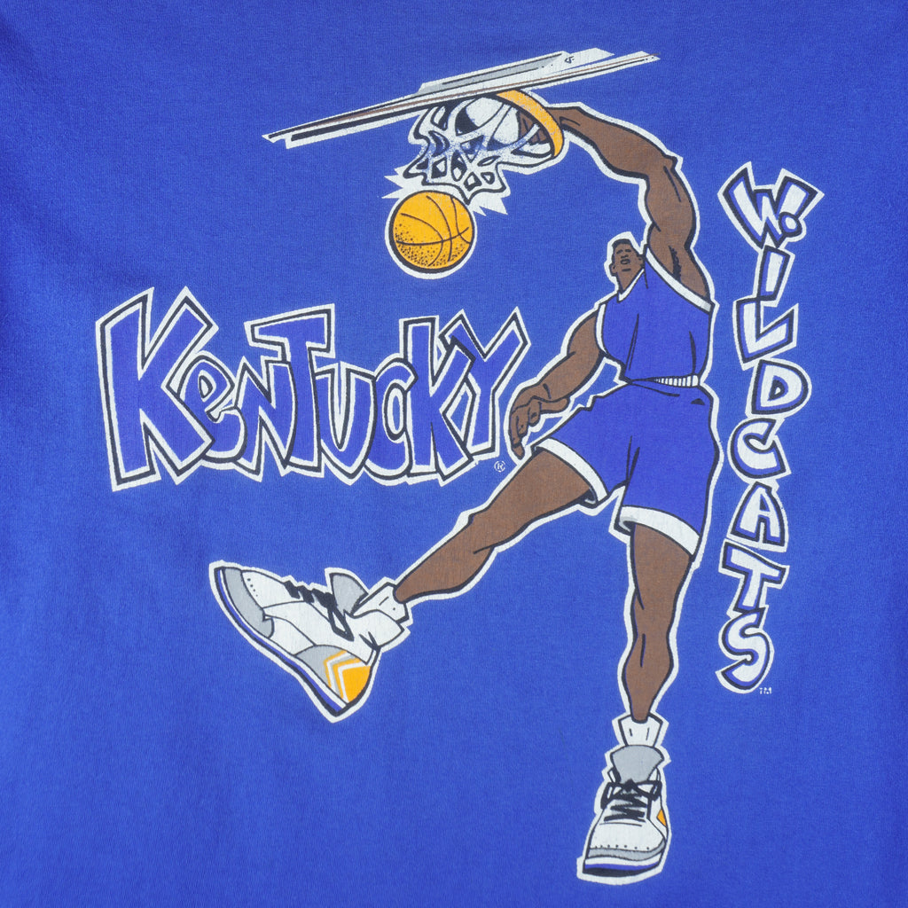 NCAA (Crable Sportswear) - Kentucky Wildcats Basketball T-Shirt 1990s Large Vintage Retro Collage Slam Dunk