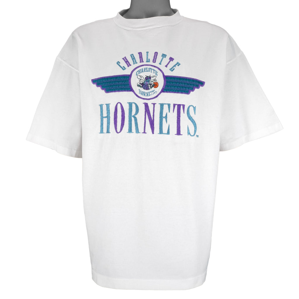 NBA (Logo Athletic) - Charlotte Hornets Embroidered T-Shirt 1990s X-Large Vintage Retro Basketball