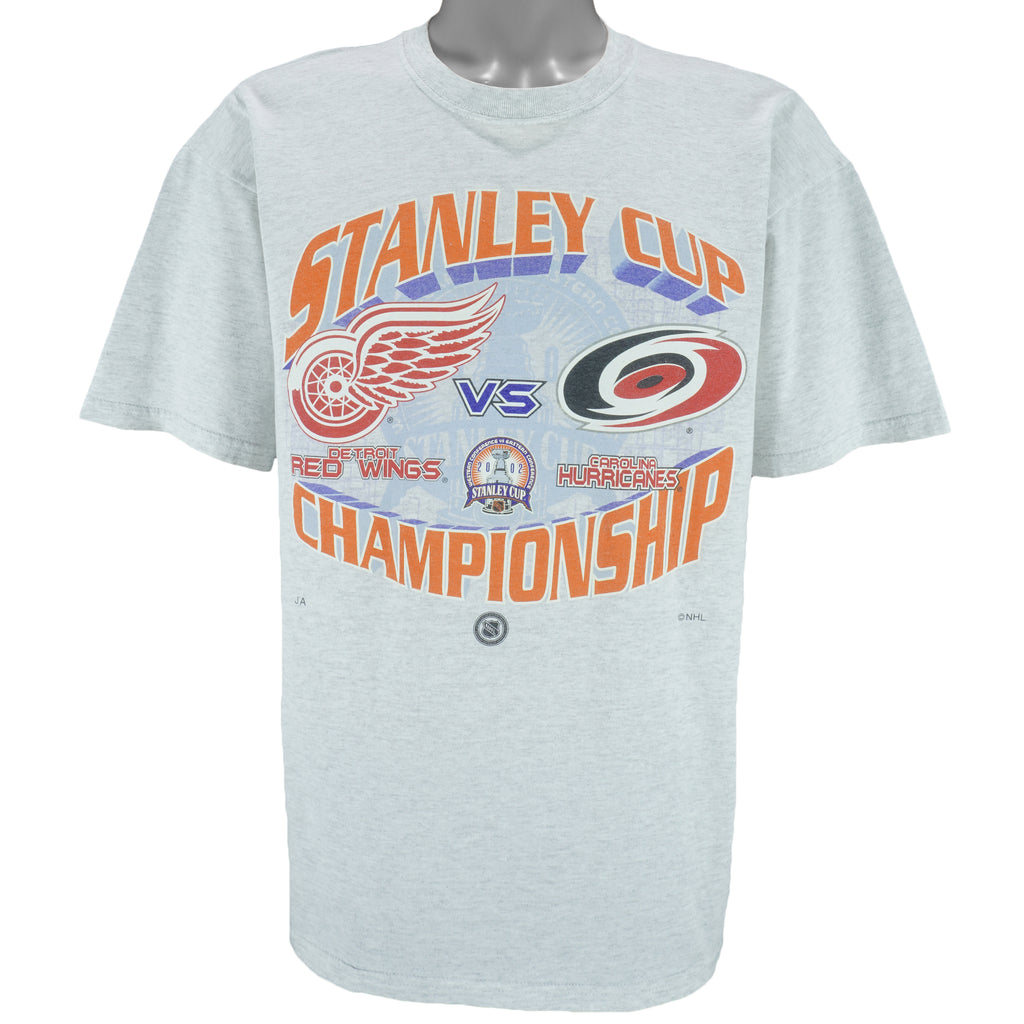 NHL (Gildan) - Red Wings VS Hurricanes Stanley Cup Champs T-Shirt 2002 X-Large vintage retro hockey