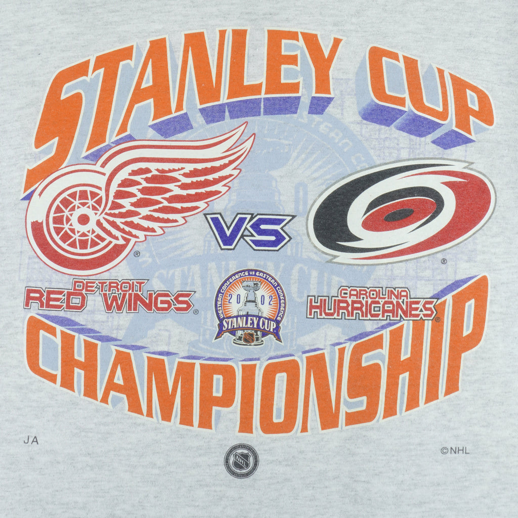 NHL (Gildan) - Red Wings VS Hurricanes Stanley Cup Champs T-Shirt 2002 X-Large vintage retro hockey