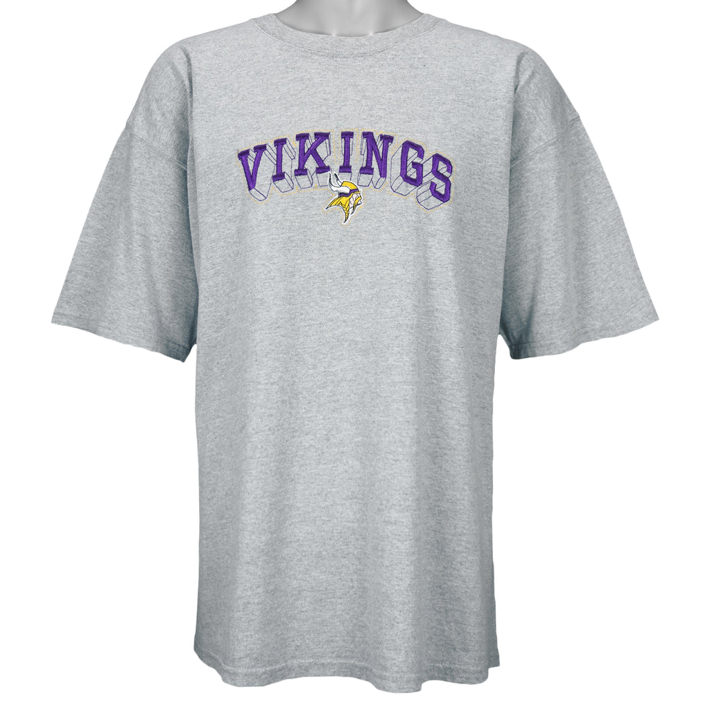 1990s vintage NFL Minnesota Vikings embroidered spell-out T-Shirt. Grey in color, fits XX-Large in size and is in excellent condition.