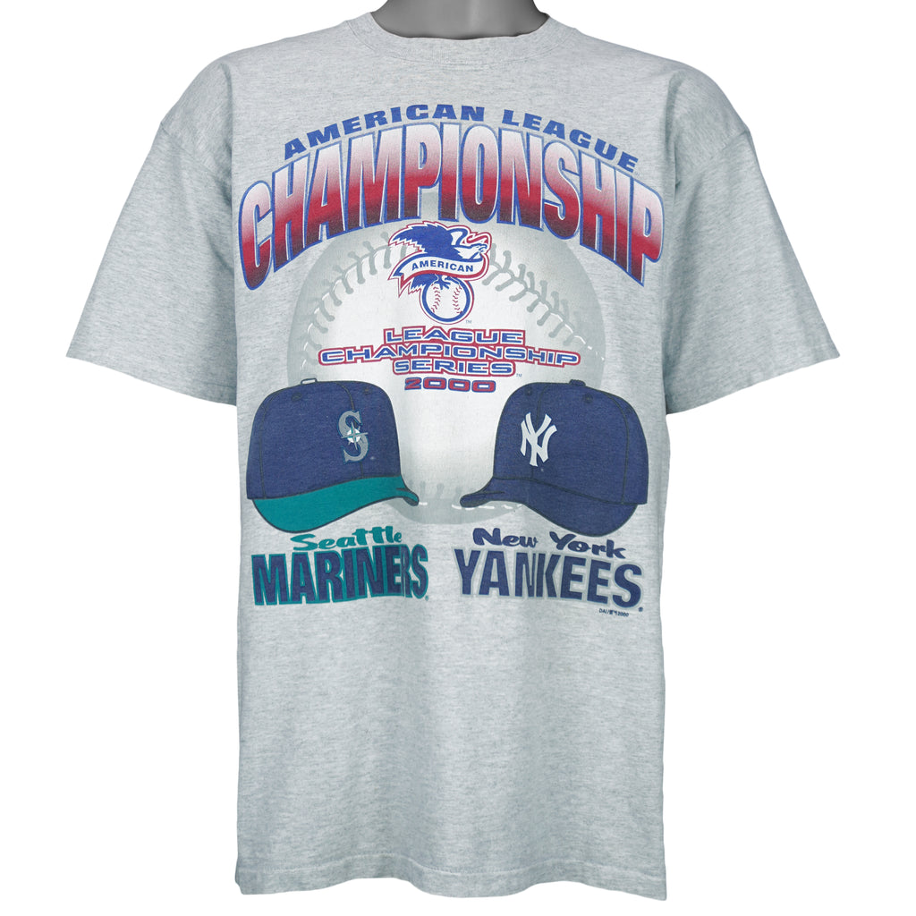 2000 vintage MLB Mariners Vs Yankees American League Championship T-Shirt by All Sport. Grey in color with big spell-out and baseball caps printed graphic, X-Large in size and is in excellent condition.