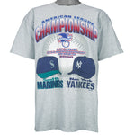 2000 vintage MLB Mariners Vs Yankees American League Championship T-Shirt by All Sport. Grey in color with big spell-out and baseball caps printed graphic, X-Large in size and is in excellent condition.