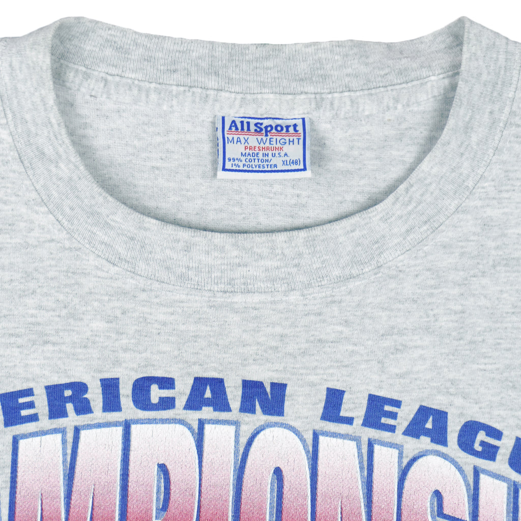 2000 vintage MLB Mariners Vs Yankees American League Championship T-Shirt by All Sport. Grey in color with big spell-out and baseball caps printed graphic, X-Large in size and is in excellent condition.