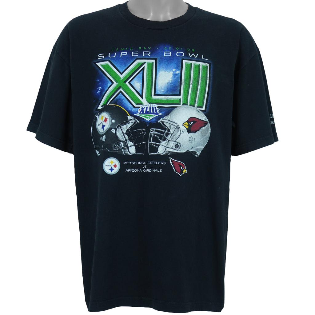 2009 vintage NFL Super Bowl XLIII Pittsburgh Steelers Vs Arizona Cardinals T-Shirt by Reebok. Black​ in color with helmets head-to-head on front, fits X-Large in size and is in excellent condition.