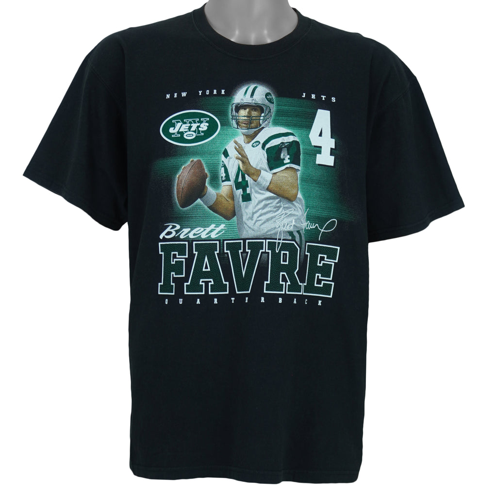 2008 vintage NFL New York Jets Brett Favre T-Shirt. Black in color with player picture and printed signature, fits large size and is in excellent condition.