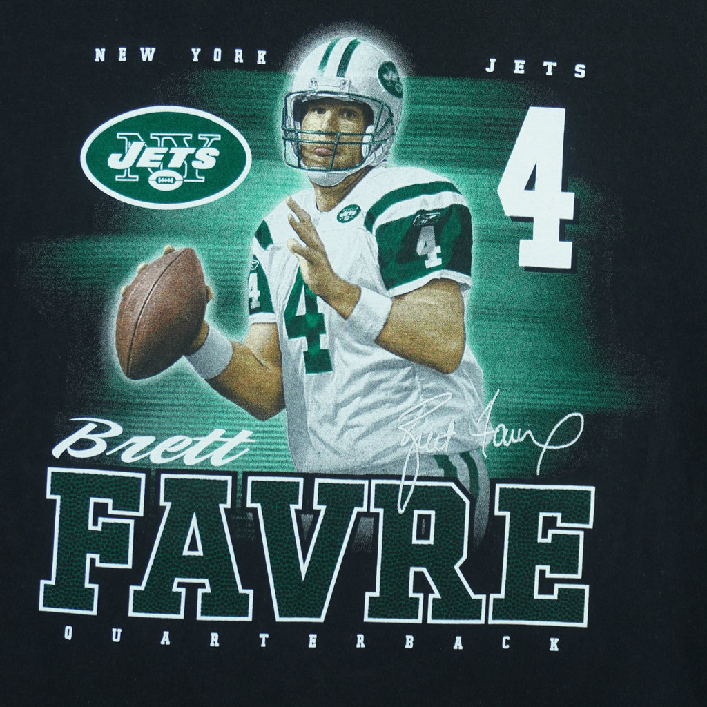 2008 vintage NFL New York Jets Brett Favre T-Shirt. Black in color with player picture and printed signature, fits large size and is in excellent condition.