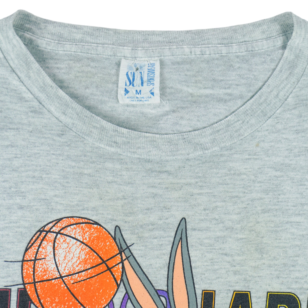 Looney Tunes - Bugs Bunny "Hip Hoop Hare" Basketball Graphic T-Shirt 1992 Medium Vintage Retro