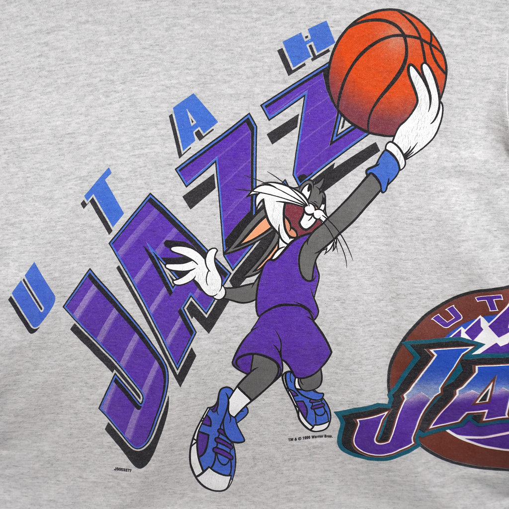 NBA (Artex) - Utah Jazz Basketball x Loony Tunes Bugs Bunny T-Shirt 1996 Large Vintage Retro Basketball