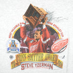 NHL (Nutmeg) - Detroit Red Wings, Steve Yzerman T-Shirt 1998 Large Vintage Retro Hockey