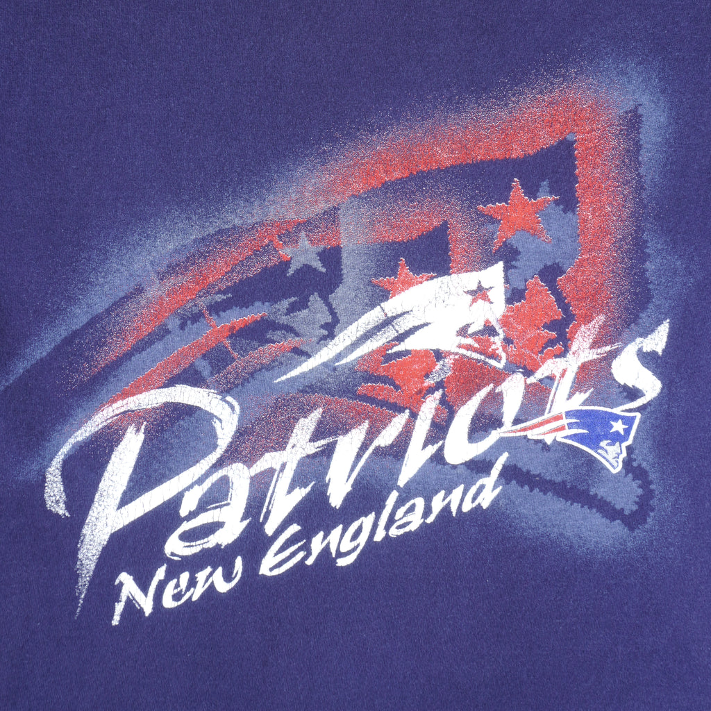 NFL (Hanes) - New England Patriots Spell-Out T-Shirt 1990s Large Vintage Retro Football